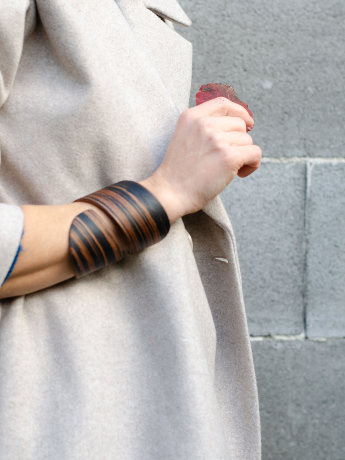 "Simple twist" - Lightweight Wooden Large Cuff in Dark Makassar