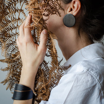 Black woode wooden jewelry set. 